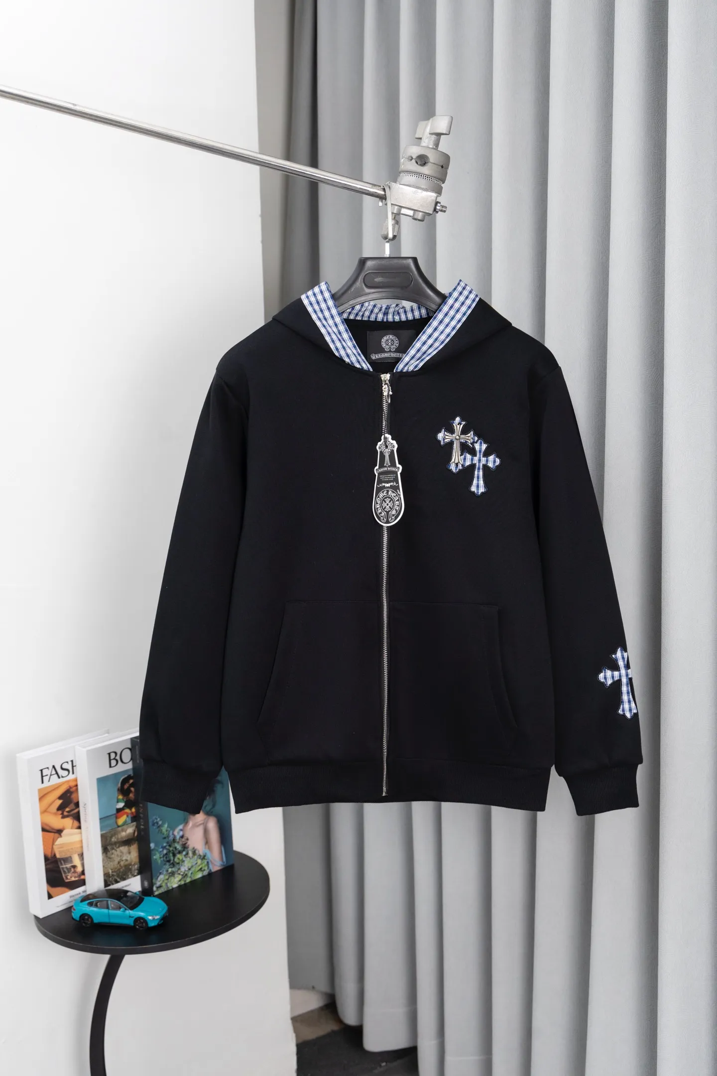P330 Style No.: S016 𝗖𝗵𝗿𝗼𝗺𝗲 𝗛𝗲𝗮𝗿𝘁𝘀/Cro Xin 2025 washed and burnt patch embroidered autumn and winter new original single counter American patchwork 3D three-dimensional couple casual cardigan plus velvet sweatshirt 👑The highest version! Customized fabric 480g tripe terry fabric! American acid-washed and distressed original fabric, laser burning + patch embroidery, exquisite embroidery of letters! The best-selling model in the counter, very comfortable to wear. Accessories: original molded and authenticated collar label➕100% silk wash label. Genuine purchase-grade original hangtag➕matching hanging rope➕3D hanging beads➕original packaging bag. Craftsmanship: The original version has consistent wiring! The highest version of the armhole matching technique! Color: Black Size: S-XL